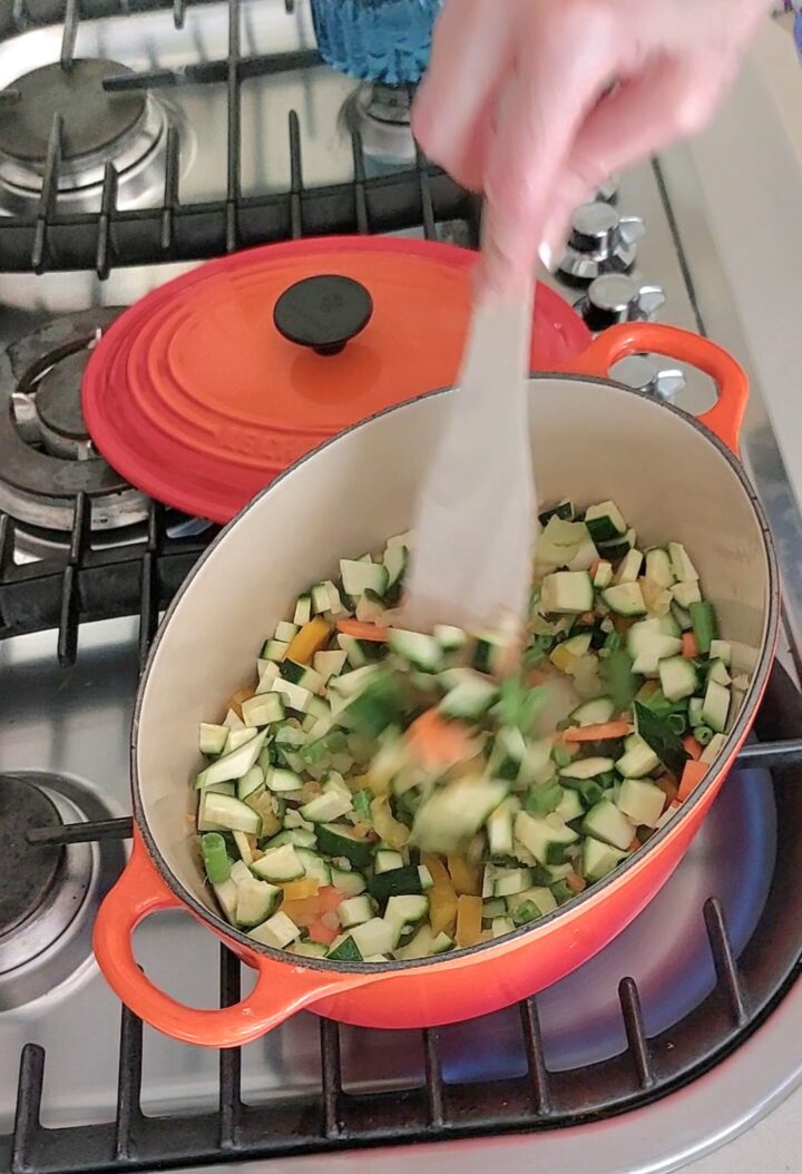 verdure per zuppa estiva di zucchine e fagiolini