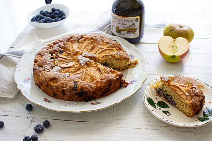 Torta di mele, avena e mirtilli