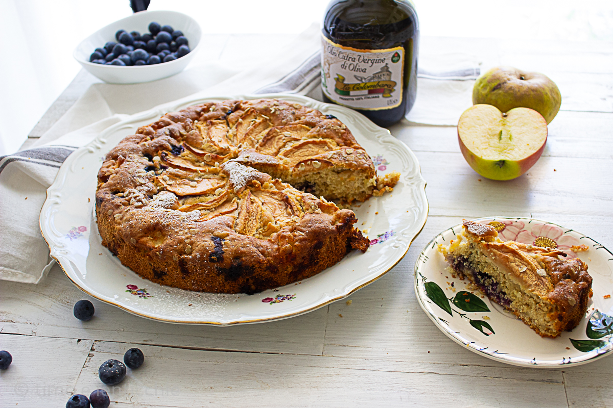 Torta di mele, avena e mirtilli