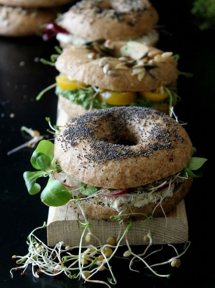 Bagel integrali fatti in casa con tofu e valeriana