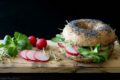Bagel integrali fatti in casa con tofu marinato e valeriana