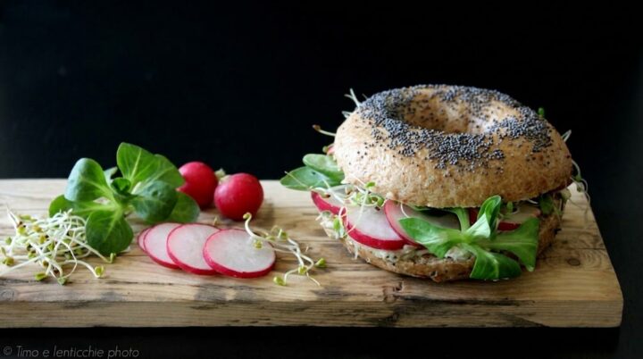 Bagel integrali fatti in casa con tofu e valeriana