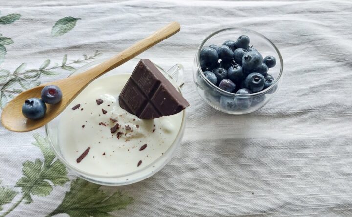Alimentazione antinfiammatoria yogurt fondente e mirtilli