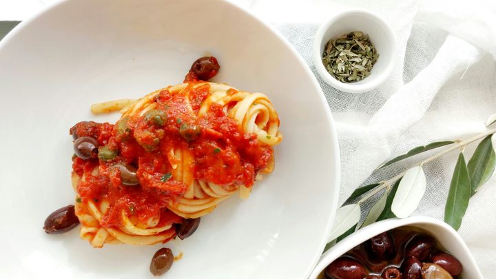 Puttanesca con foglie di olivo