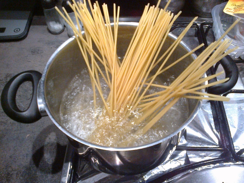 cuocere gli spaghetti in abbondante acqua