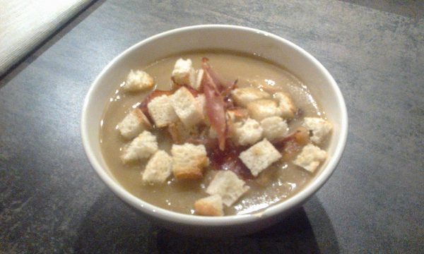 Zuppa di cipolle croccante