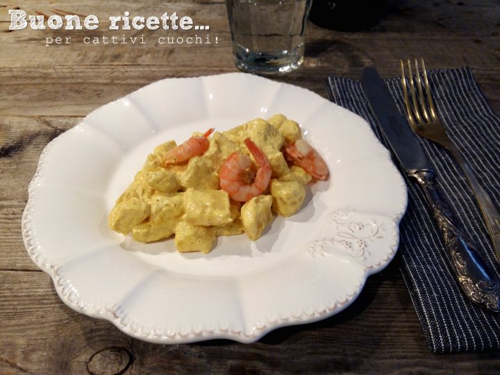 Gnocchi al curry con gamberi