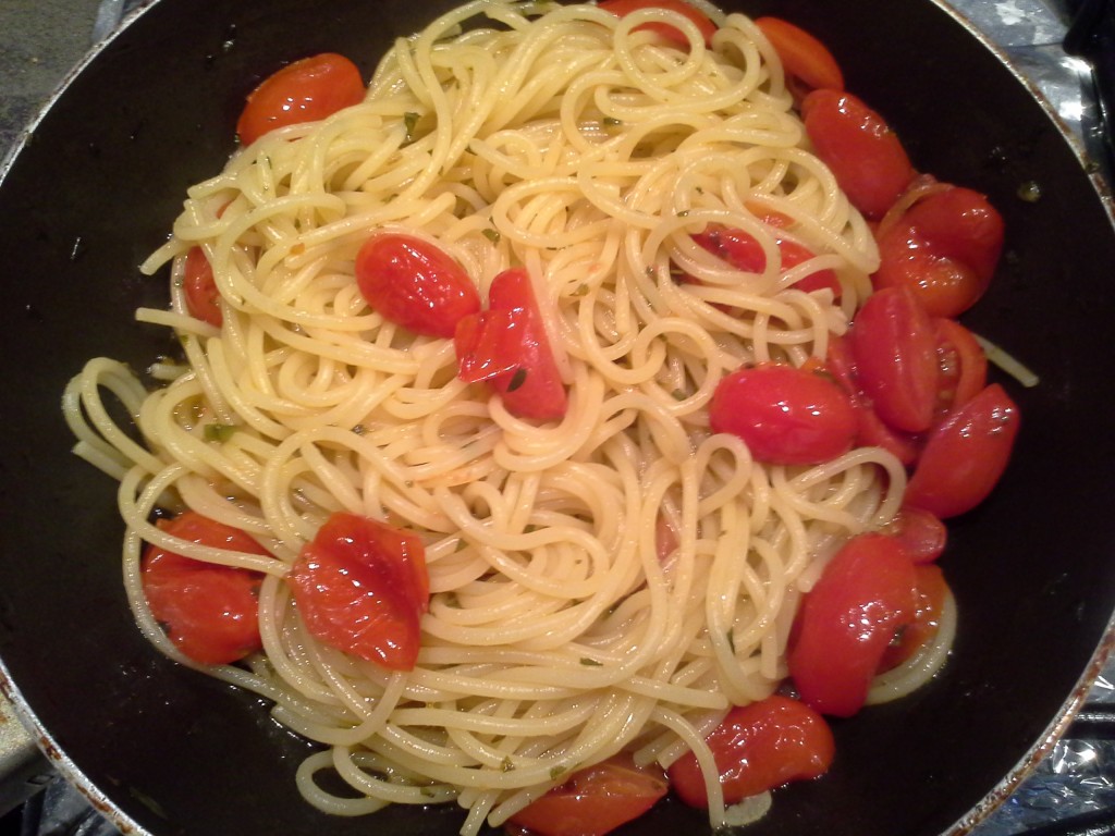 Spaghetti, aglio, olio peperoncino e pachino