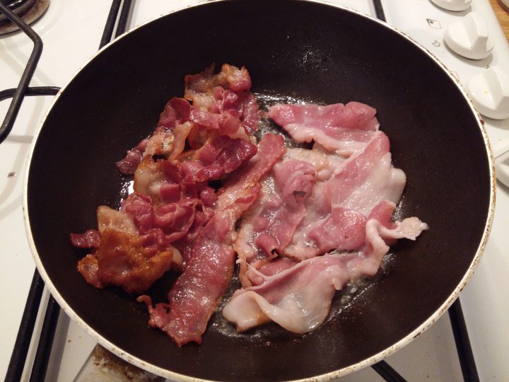 scrumbled eggs e bacon