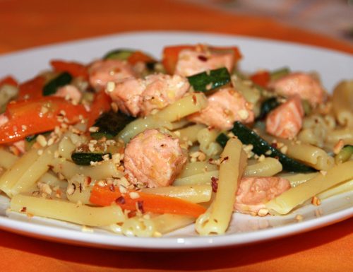Pasta con salmone zucchine e carote