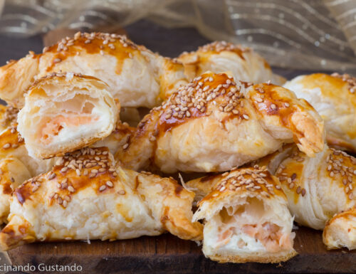 Cornetti di sfoglia e salmone affumicato