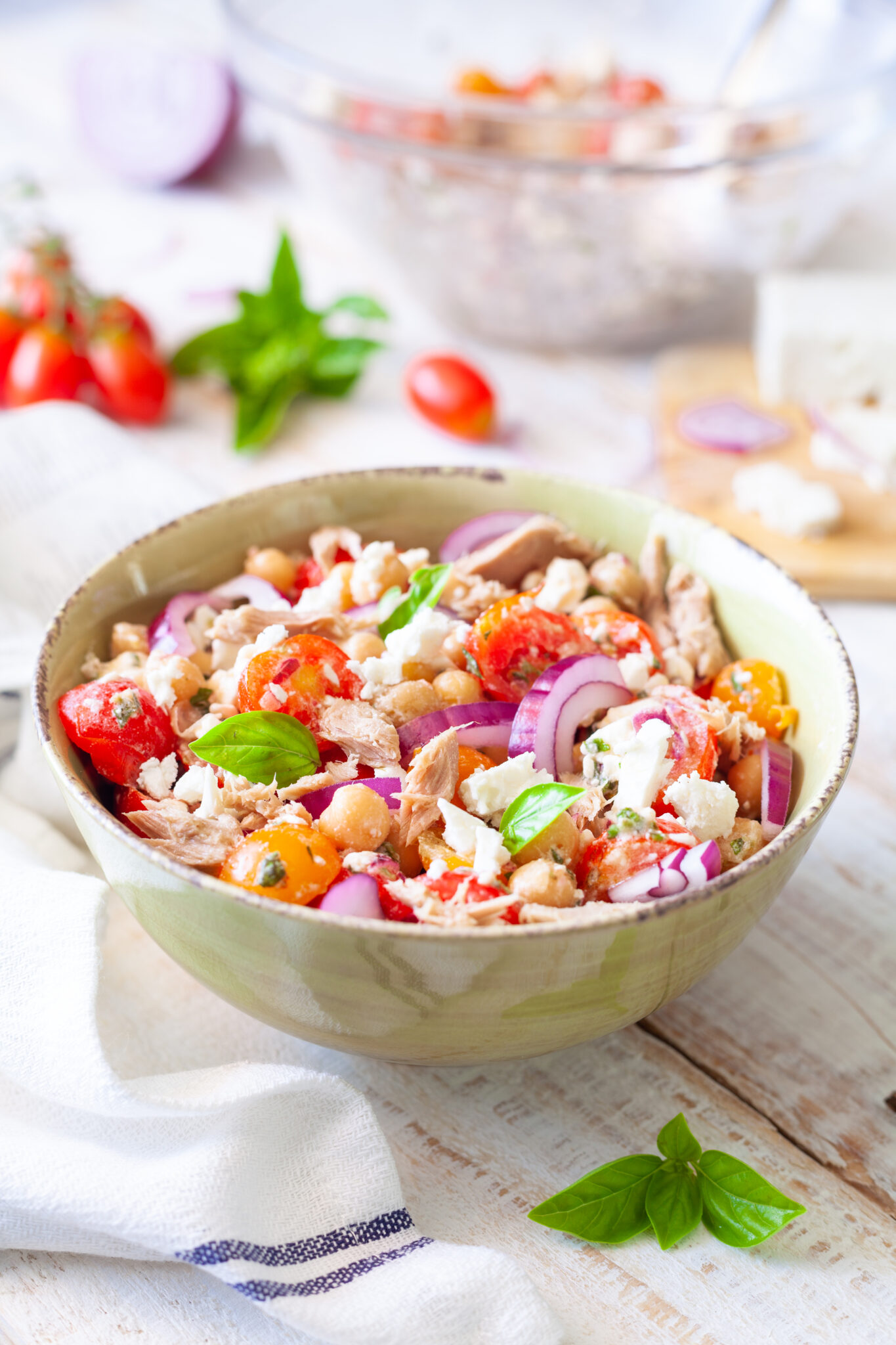 INSALATA DI CECI, ricetta con feta e tonno semplice e gustosa