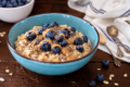 Porridge con mirtilli e crema di mandorle