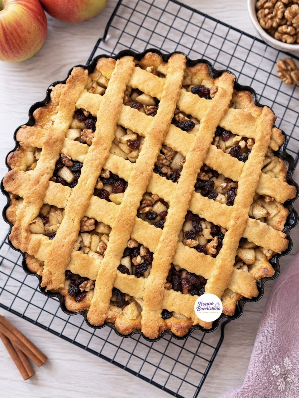 Crostata di mele cannella uvetta e noci con pasta frolla all’olio