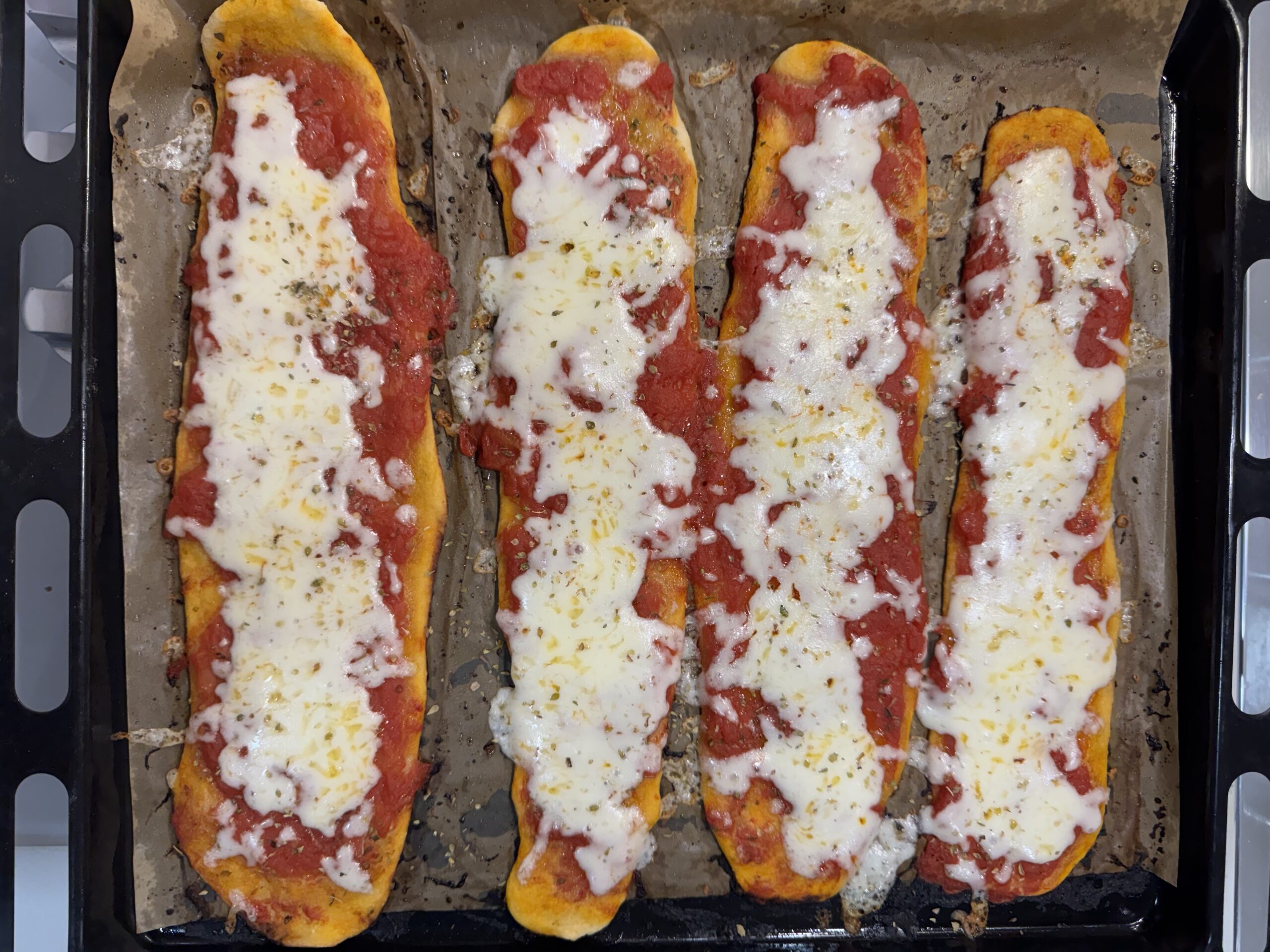 lingue di pizza croccanti con mozzarella