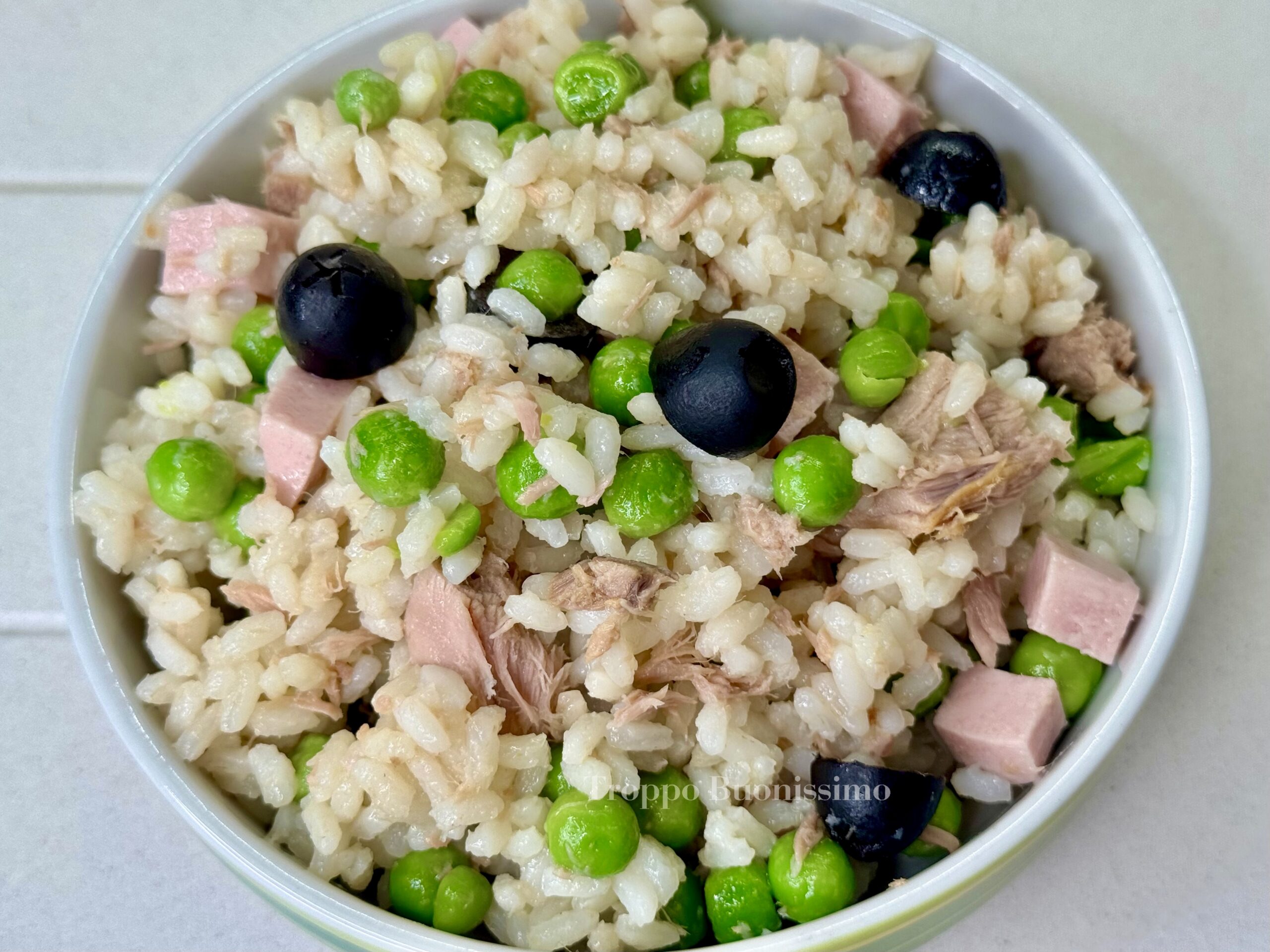 insalata di riso fredda con tonno