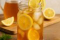 Tè freddo al limone fatto in casa. Ricetta fresca e dissetante perfetta per l'estate