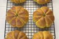 Come fare i panini alla zucca soffici fatti in casa, ricetta facile