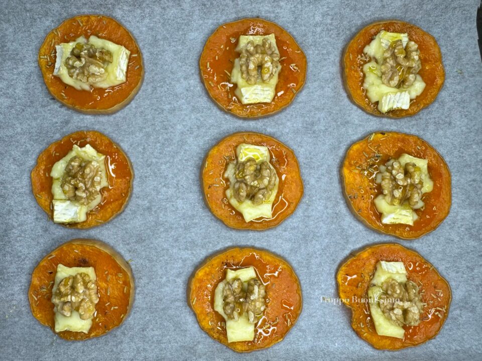 medaglioni di zucca con brie noci e miele