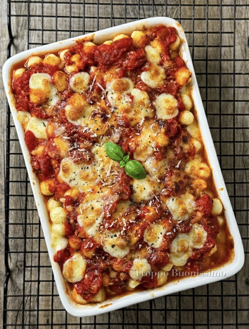 Pirofila di gnocchi alla sorrentina appena sfornati, con abbondante mozzarella filante e crosticina dorata
