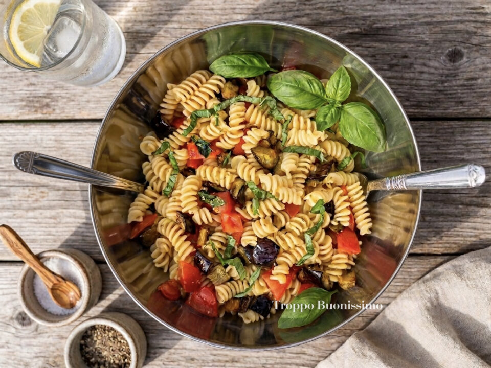 Pasta fredda con melanzane, pomodorini e basilico