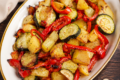 Contorno di zucchine, patate e peperoni in friggitrice ad aria