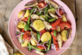 Insalata estiva di patate e fagiolini con sgombro, pomodori e cipolla rossa