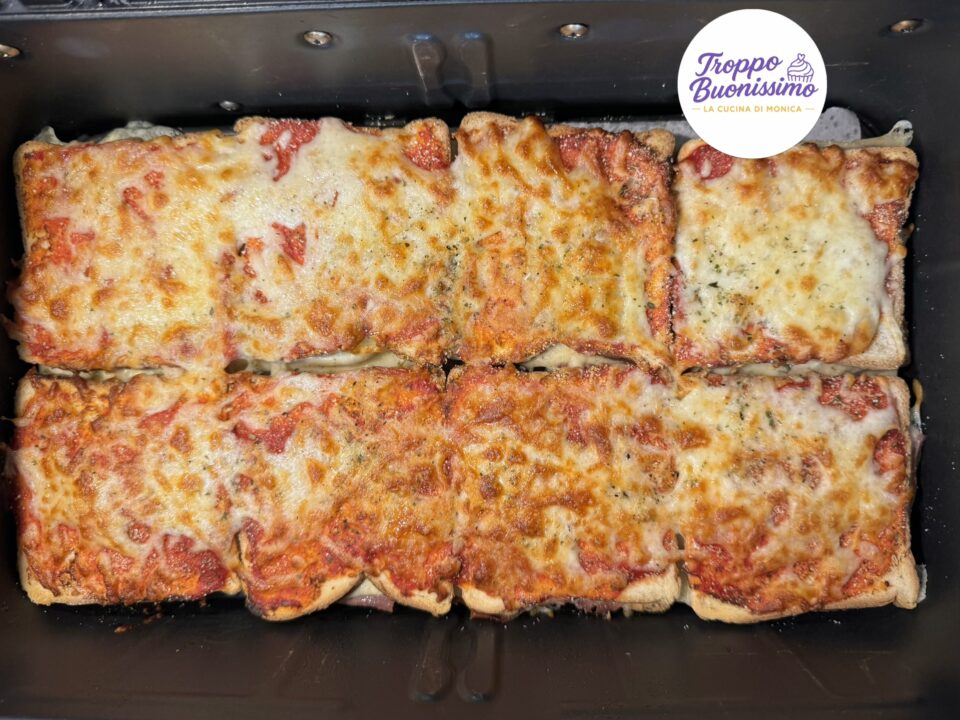 pizza toast in friggitrice ad aria