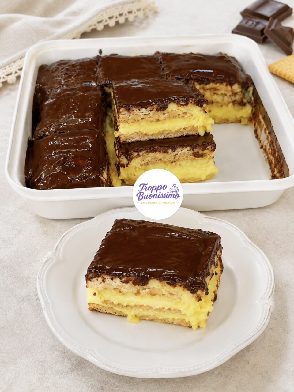 Torta fredda ai biscotti Petit con crema pasticcera e copertura al cioccolato fondente
