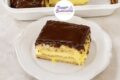 Torta fredda con biscotti, crema pasticcera e glassa al cioccolato