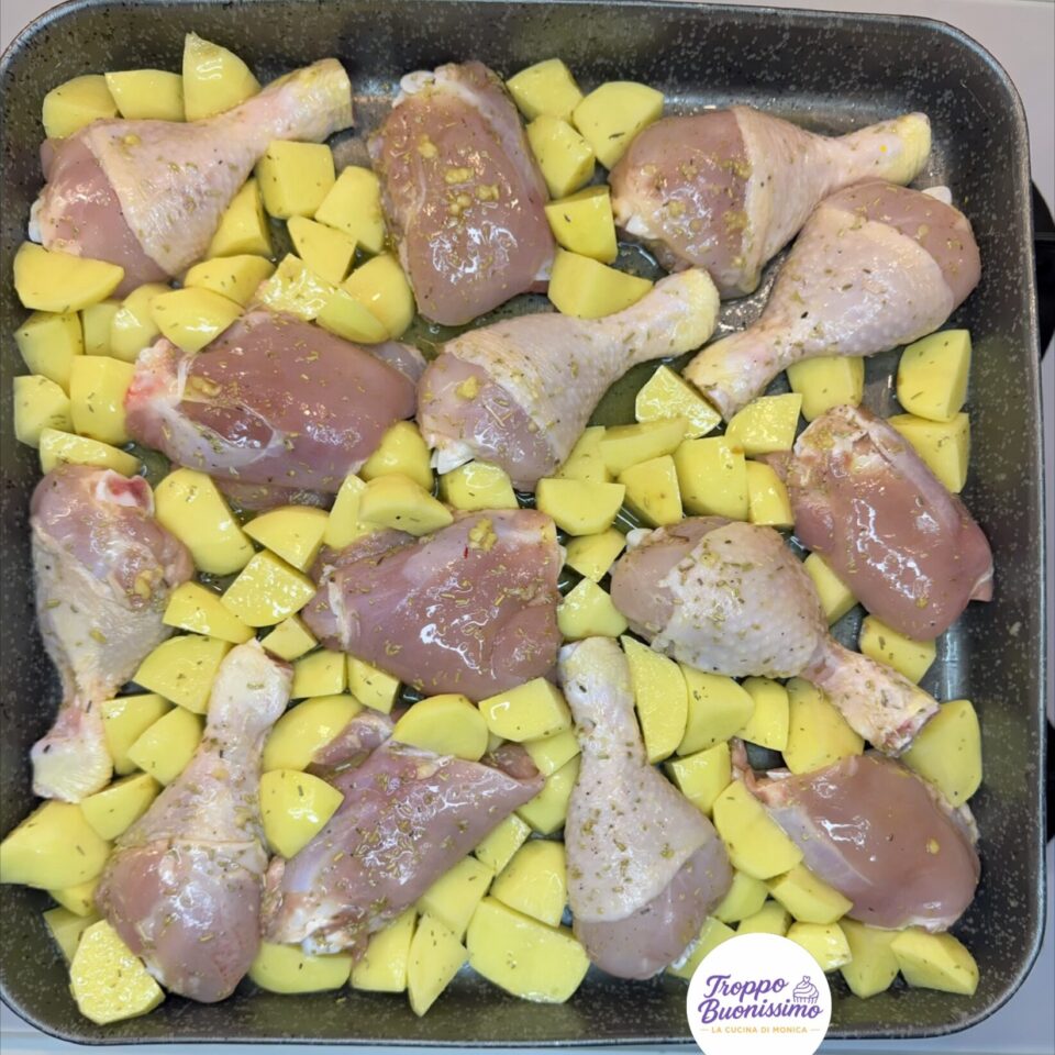 Pollo crudo in teglia pronto per la cottura