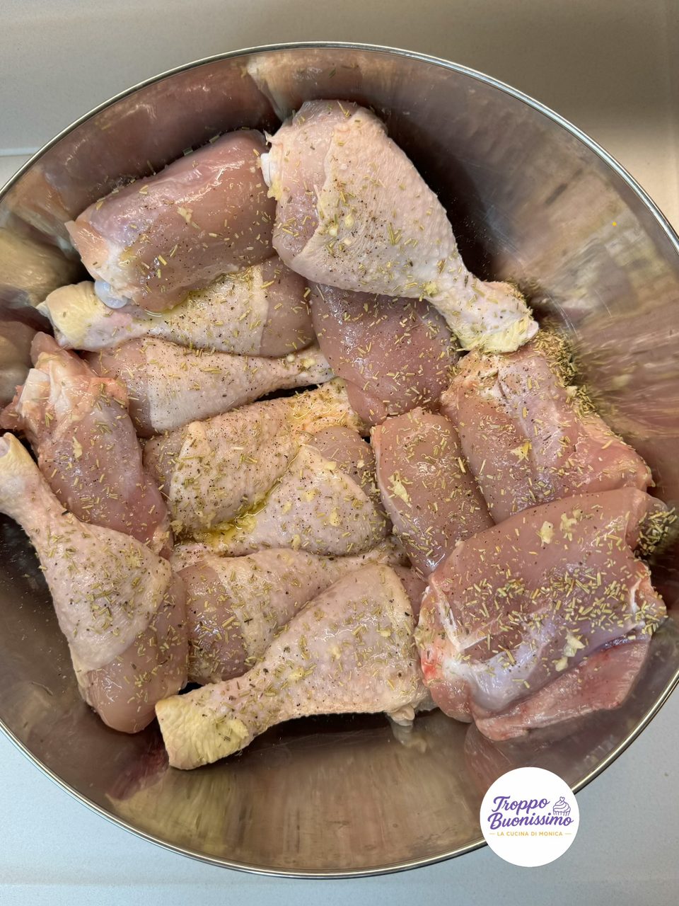 Pollo crudo a marinare prima della cottura