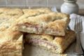 Torta salata di sfoglia con patate, prosciutto cotto alle erbe e provola