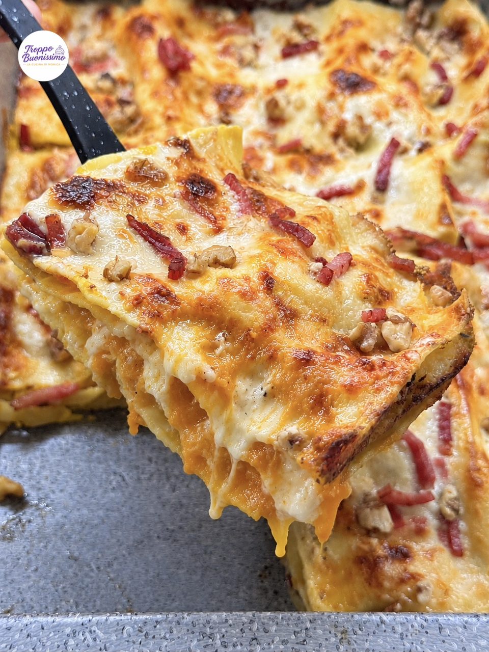 Lasagne zucca gorgonzola e speck con mascarpone, besciamella e noci al forno.