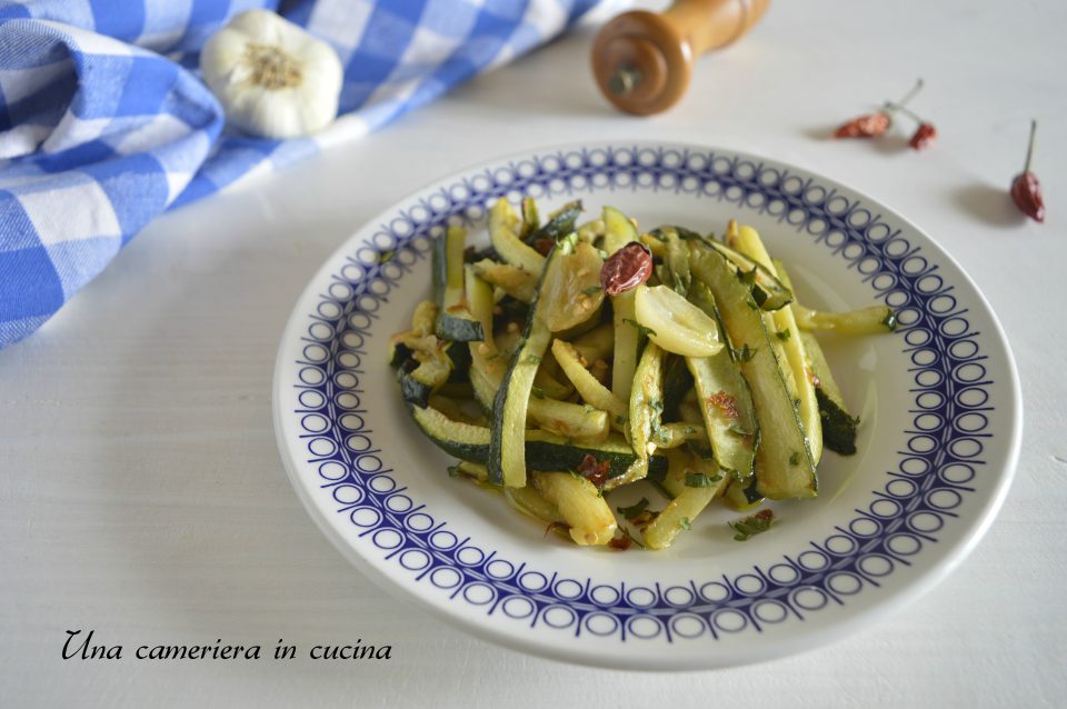 zucchine-aglio-olio-peperoncino