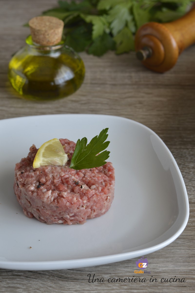 Tartare di carne macinata olio e limone - Una cameriera in cucina