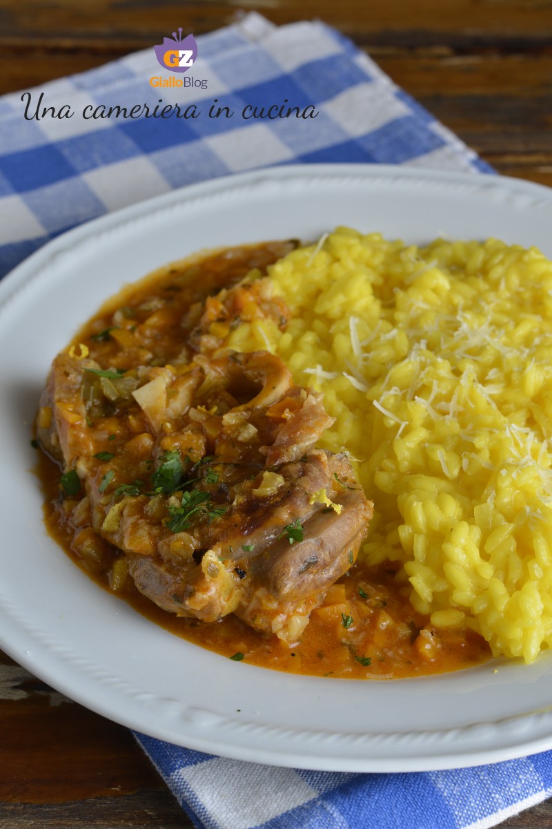 Risotto alla milanese con ossobuco Una cameriera in cucina
