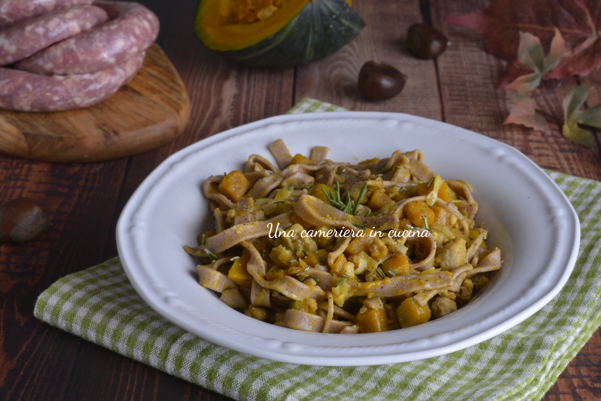 Tagliatelle alle castagne con zucca e salsiccia - Una cameriera in cucina