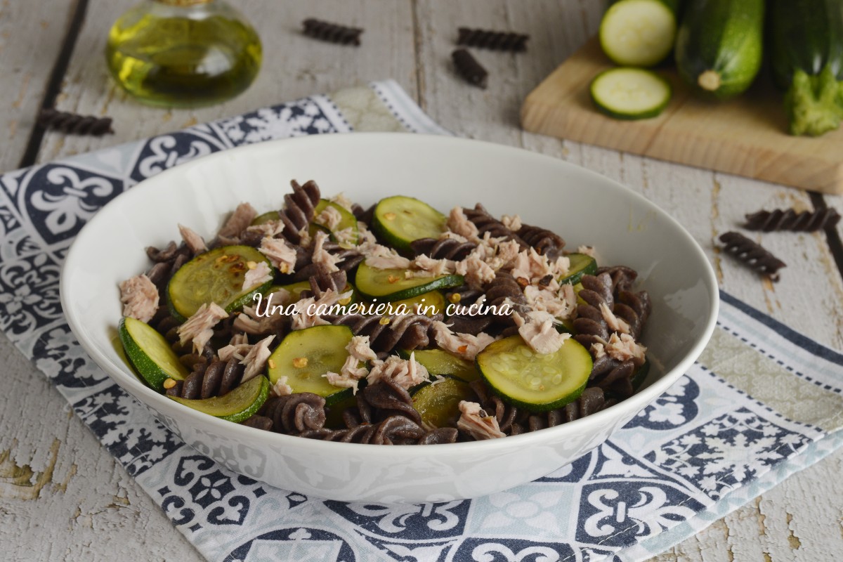 Pasta di riso venere con zucchine e tonno - Una cameriera in cucina