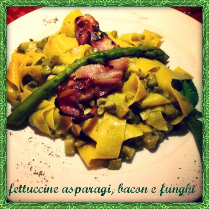 Fettuccine asparagi, bacon e funghi