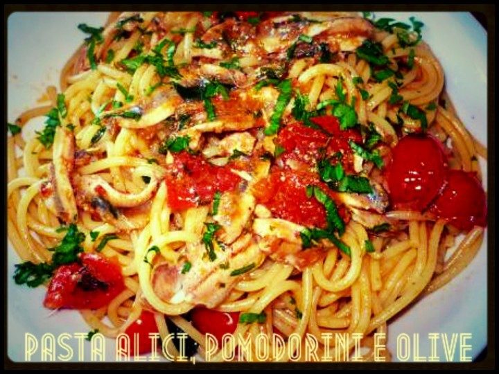 Pasta alici, pomodorini e olive