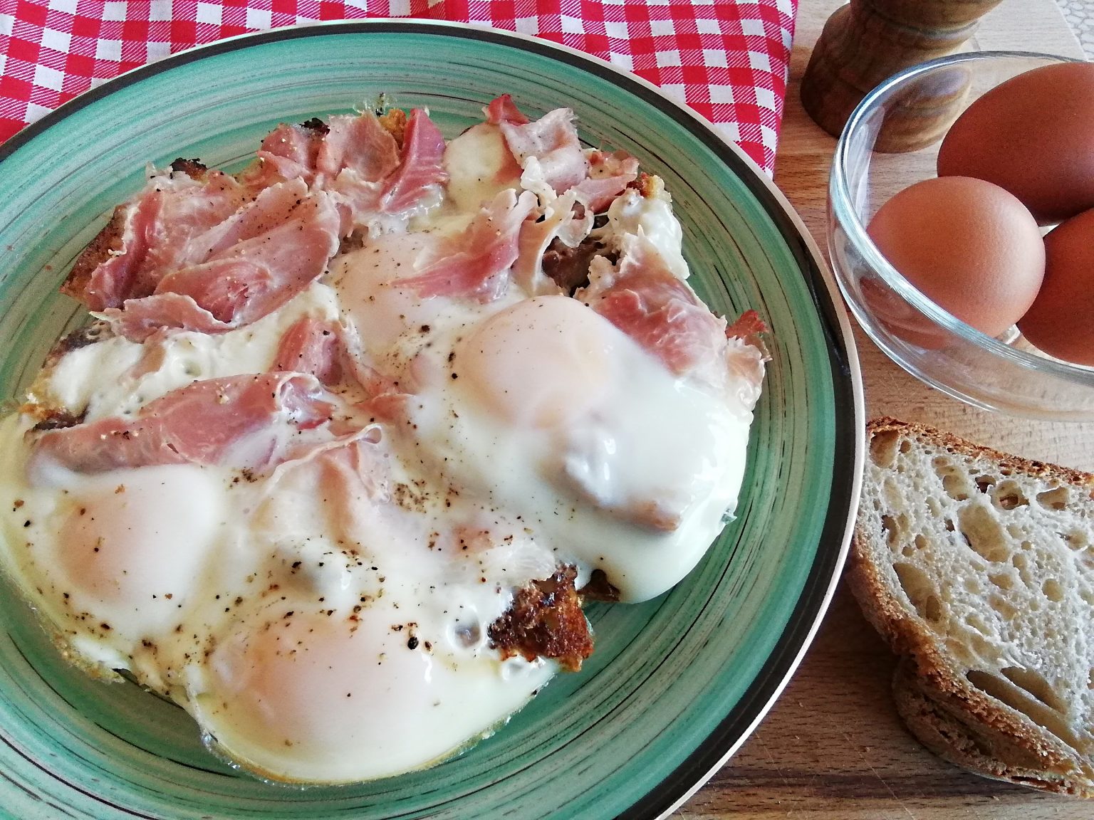 Uova in padella con prosciutto e mozzarella Una maestra in cucina