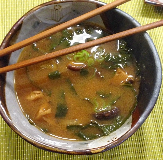 Zuppa di Miso con Cavolo nero e funghi Shiitake