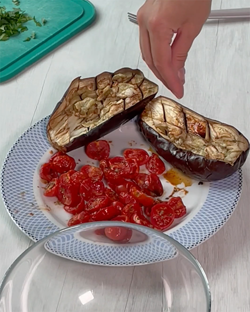 Pomodori in friggitrice ad aria: la ricetta del contorno espresso leggero e  fragrante