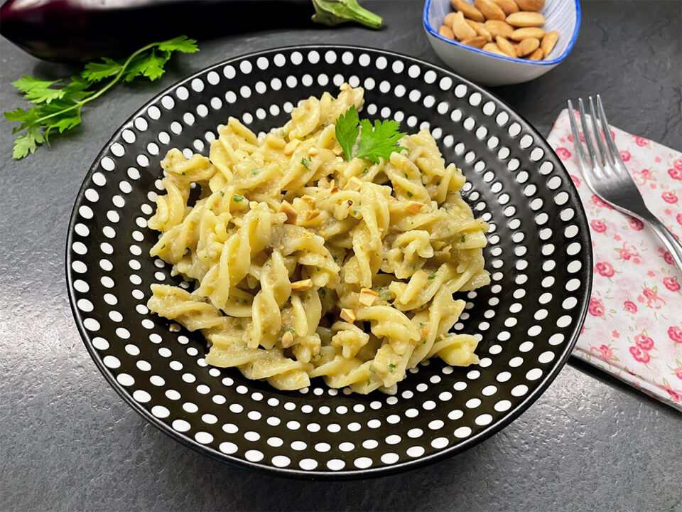 Pasta al pesto di melanzane