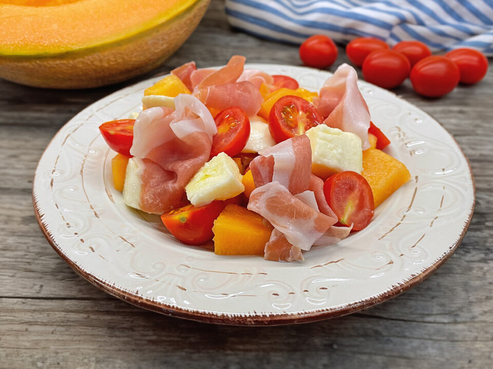 Caprese con melone e prosciutto crudo