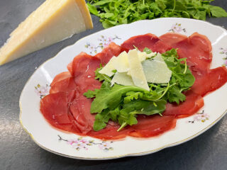 Carpaccio di bresaola rucola e grana