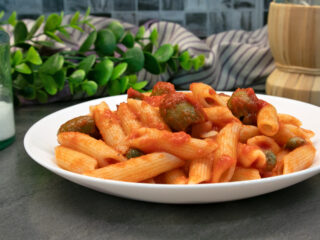 Penne al sugo con olive e capperi