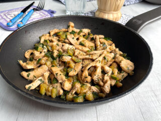 Bocconcini di pollo e zucchine in padella