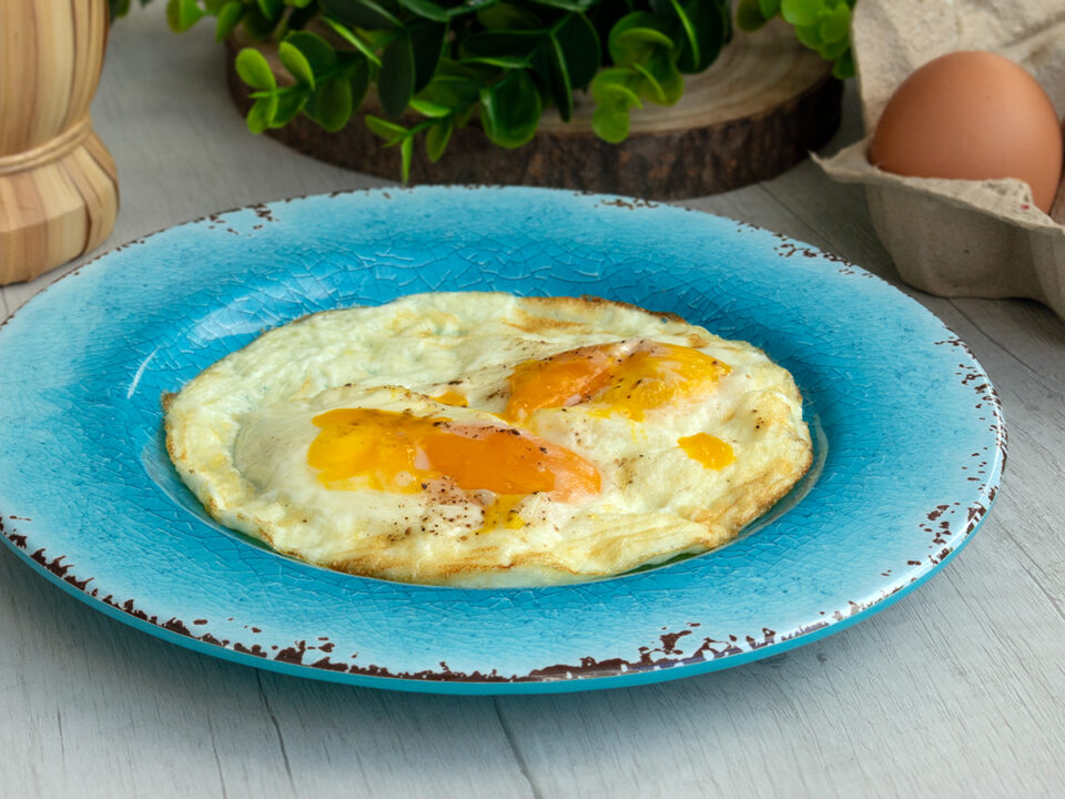 Uova occhio di bue in friggitrice ad aria